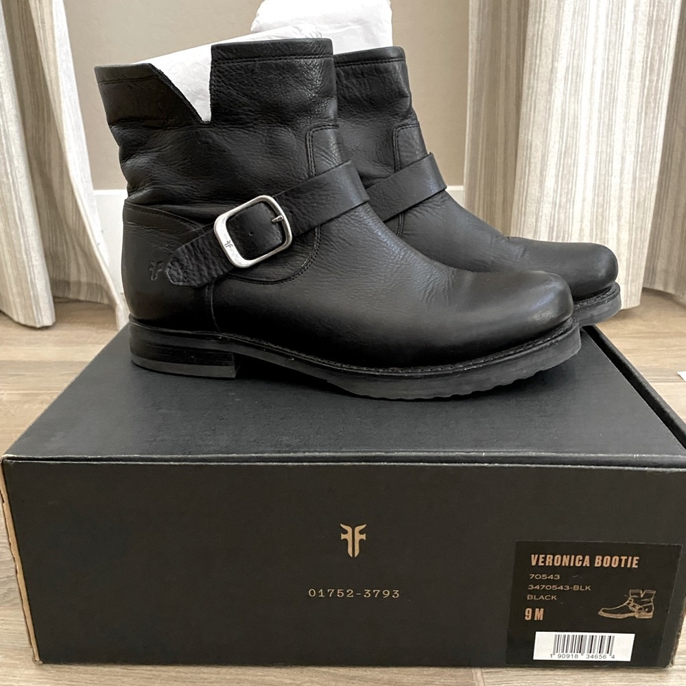 Frye Veronica Bootie EUC size 9 Black leather